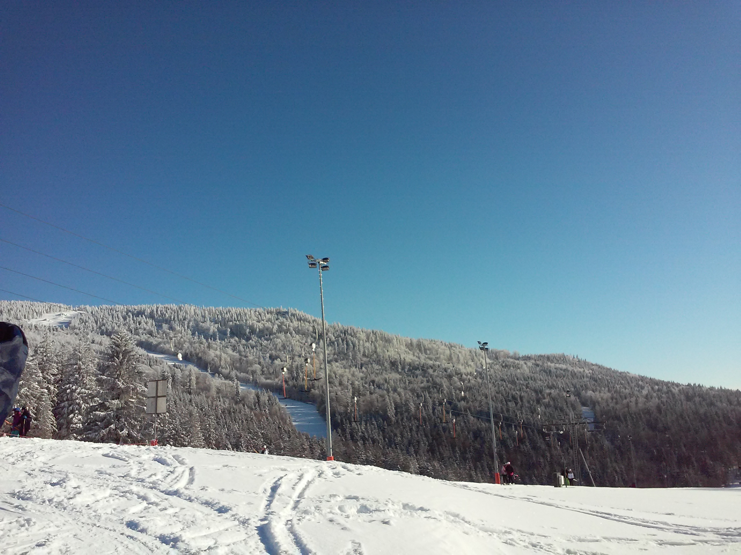 Pohled na Hochficht (Smrčinu) se skiareálu Hochficht