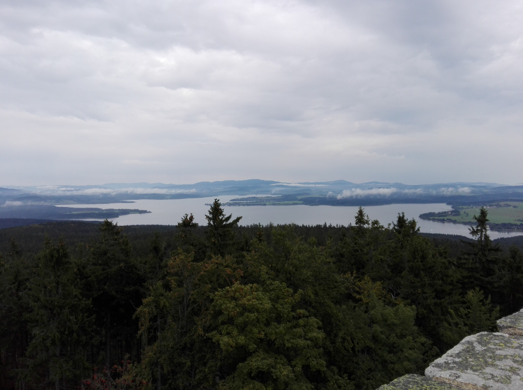 Lehká mlha, Lipno a šumavský hřeben z Vítkova kamene 19. září